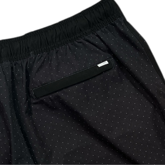 Vuori Mens 7” Banks Shorts size XL in Black Microdot - Picture 9 of 9